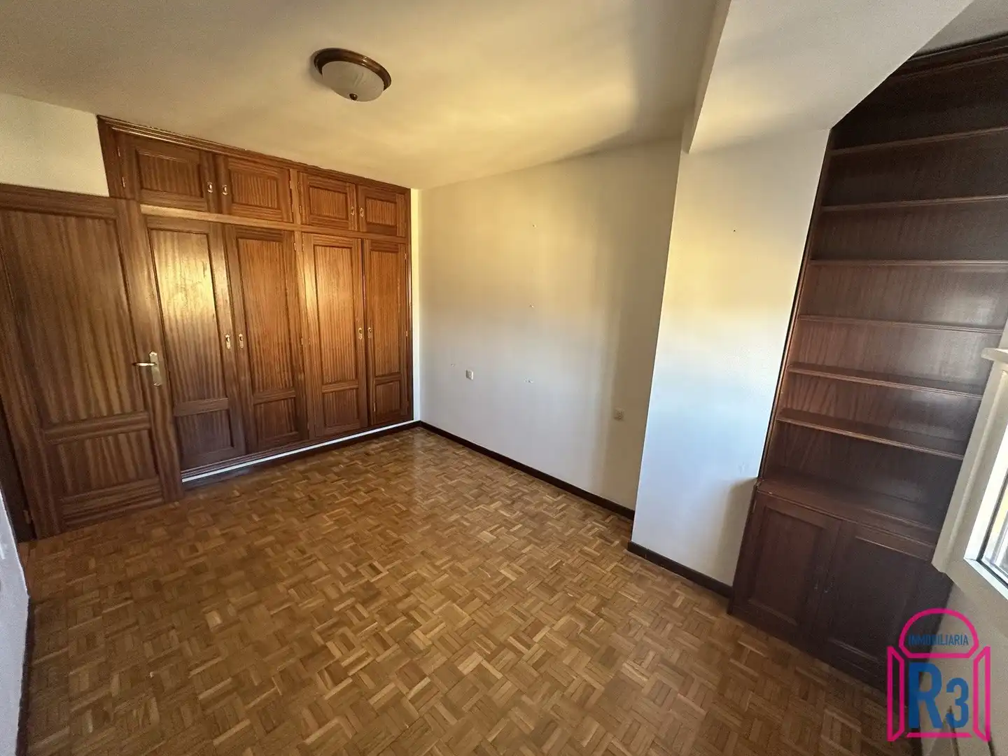 Dormitori de Apartament en venda en León Capital  amb Calefacció, Terrassa i Moblat