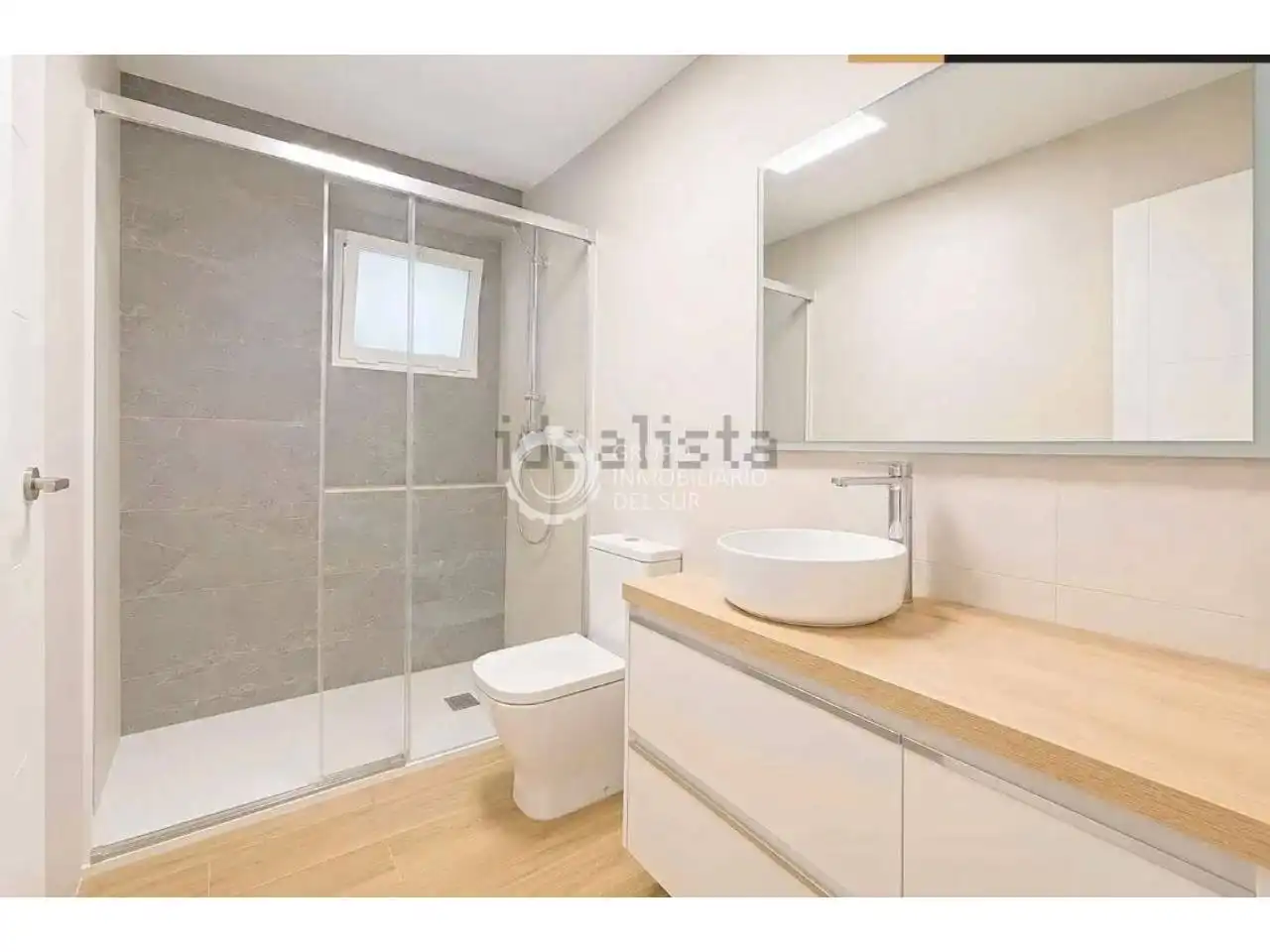 Baño de Piso en venta en Cádiz con Terraza y Alarma