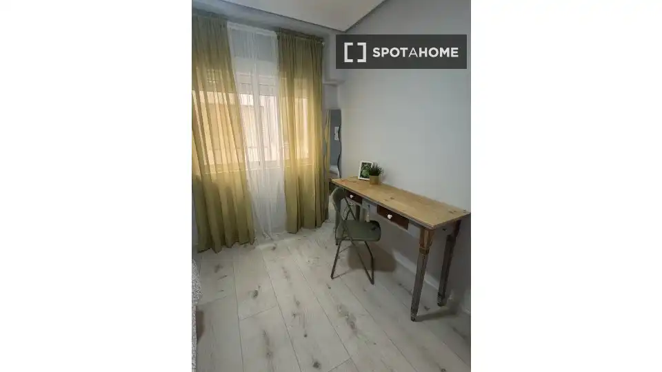 Room in Alipark