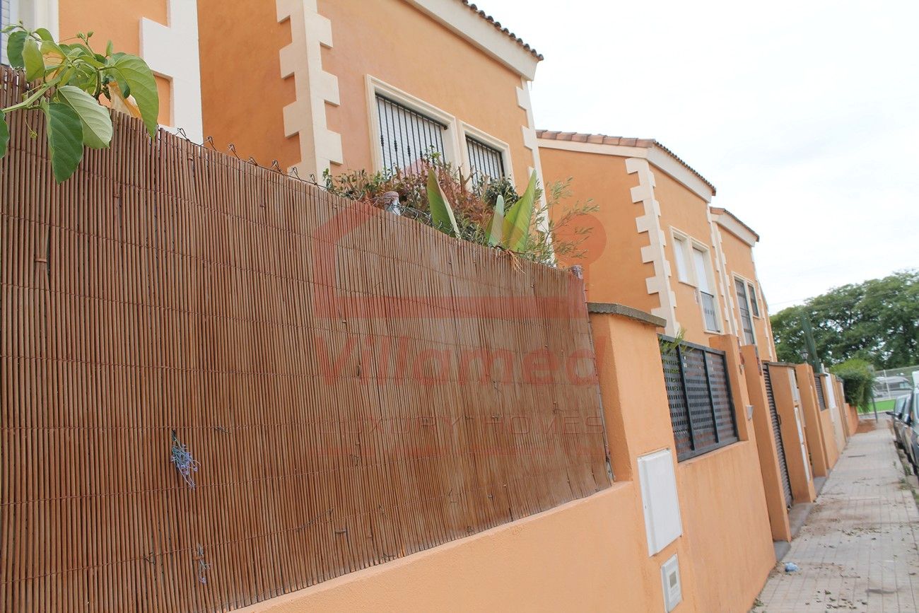 Vista exterior de Casa adosada en venda en La Pobla de Vallbona amb Aire condicionat, Calefacció i Jardí privat