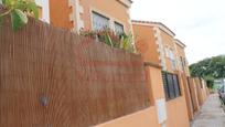 Vista exterior de Casa adosada en venda en La Pobla de Vallbona amb Aire condicionat, Calefacció i Jardí privat