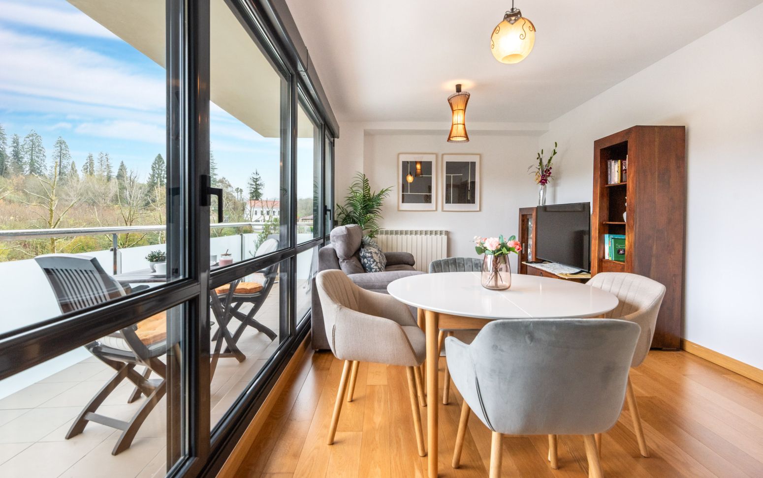 Dining room of Flat for sale in Oviedo   with Heating, Terrace and Furnished