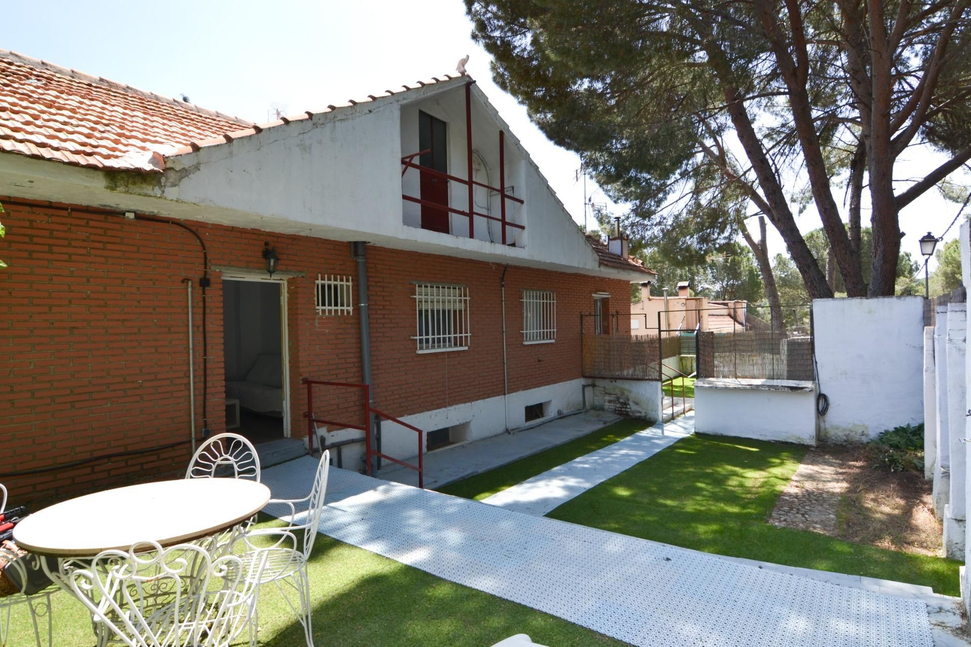 Exterior view of House or chalet for sale in Navas del Rey  with Heating, Private garden and Terrace