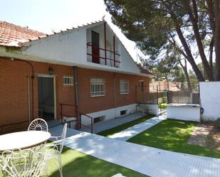 Exterior view of House or chalet for sale in Navas del Rey  with Heating, Private garden and Terrace