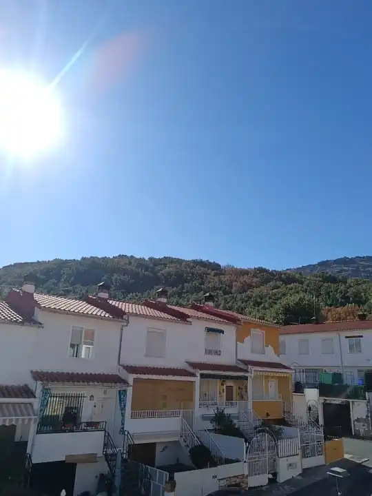 Vista exterior de Casa o xalet en venda en Navaluenga amb Jardí privat, Terrassa i Moblat