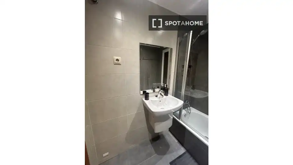 Badezimmer von Wohnung zur untervermieten in Sant Adrià de Besòs mit Klimaanlage, Terrasse und Möbliert