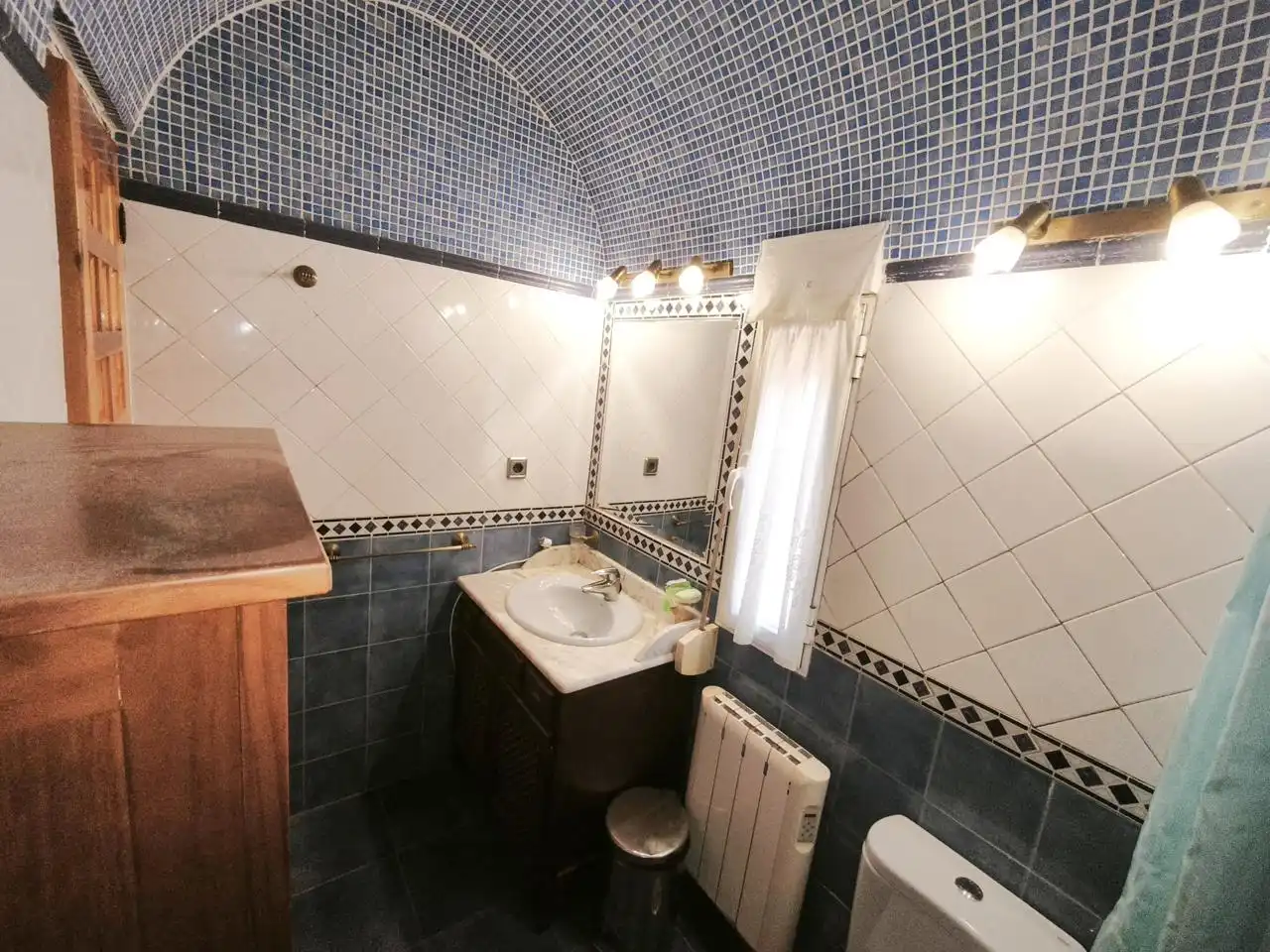 Bany de Casa o xalet en venda en Villa del Prado amb Aire condicionat, Calefacció i Jardí privat