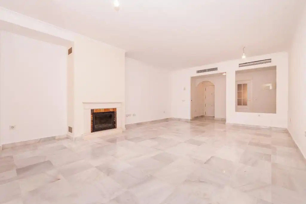 Apartamento con piscina en venta en Estepona Pueblo, imagen 3