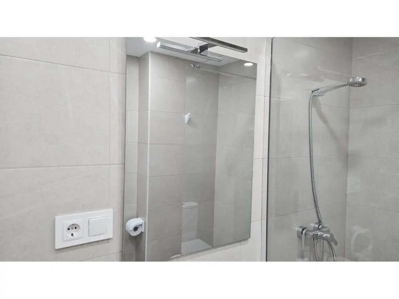 Baño de Piso de alquiler en Vilanova i la Geltrú con Jardín privado, Terraza y Amueblado