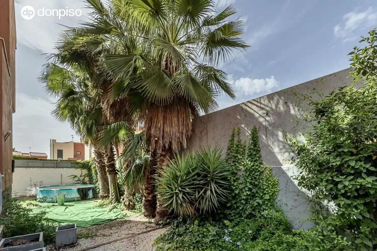 Jardín de Casa adosada en venta en Jun con Calefacción, Terraza y Trastero