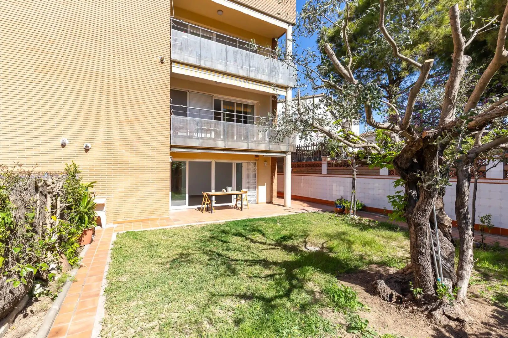 Exterior view of Ground floor for sale in Sant Joan Despí  with Air Conditioner, Heating and Terrace