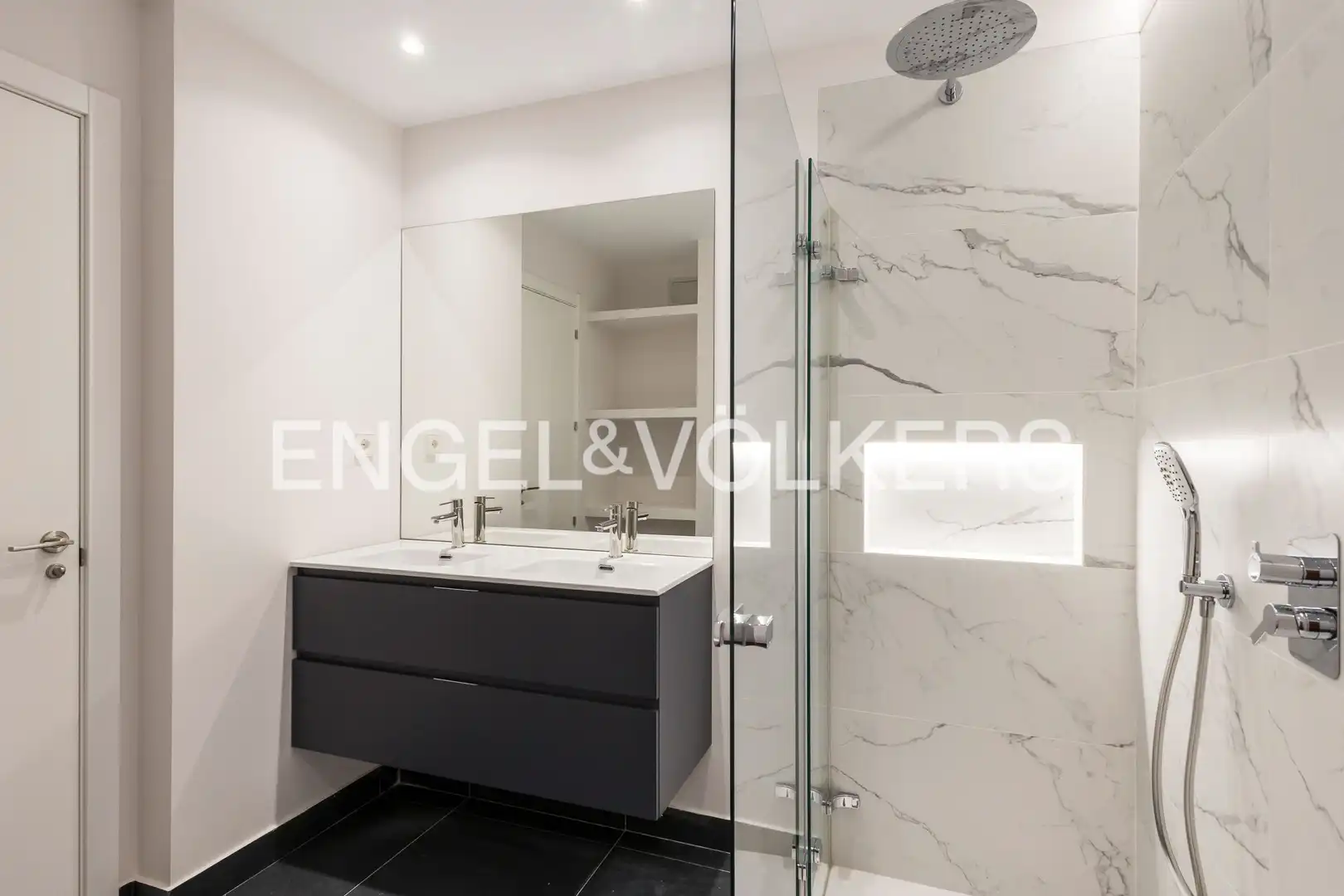 Bathroom of Flat for rent in Madrid  with Air Conditioner, Heating and Parquet flooring
