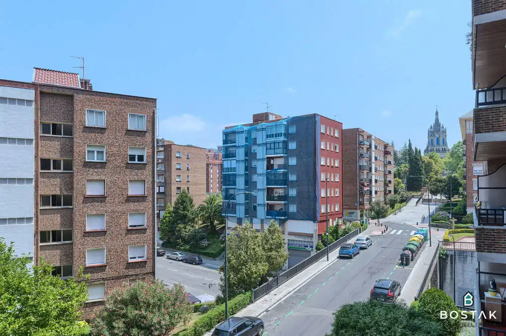 Außenansicht von Wohnung zum Verkauf in Bilbao  mit Heizung, Terrasse und Möbliert