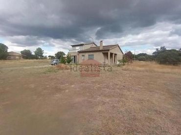 Casa amb jardí en venda a Monterrubio de la Sierra