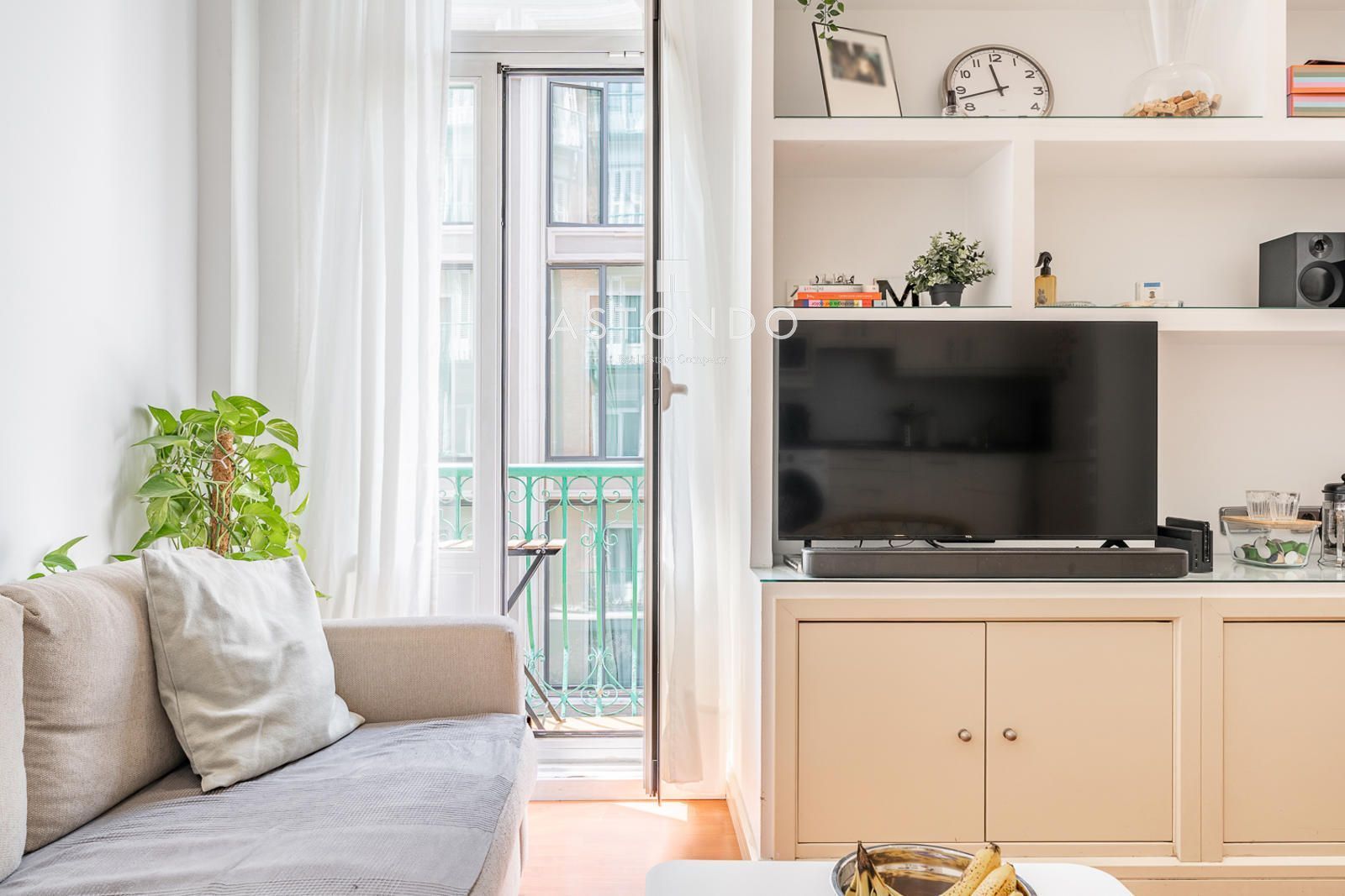 Living room of Flat for sale in  Madrid Capital  with Air Conditioner, Terrace and Furnished