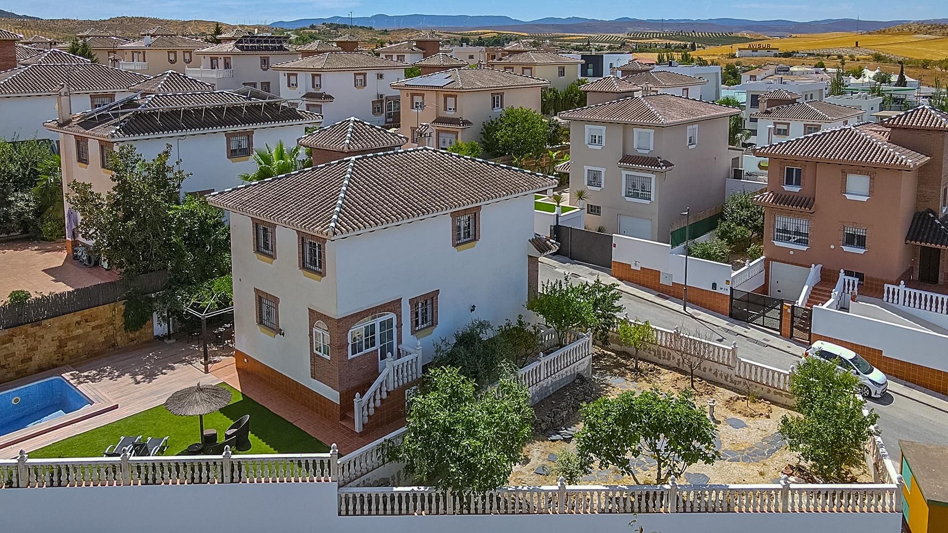 Vista exterior de Casa o xalet en venda en Otura amb Aire condicionat, Calefacció i Jardí privat