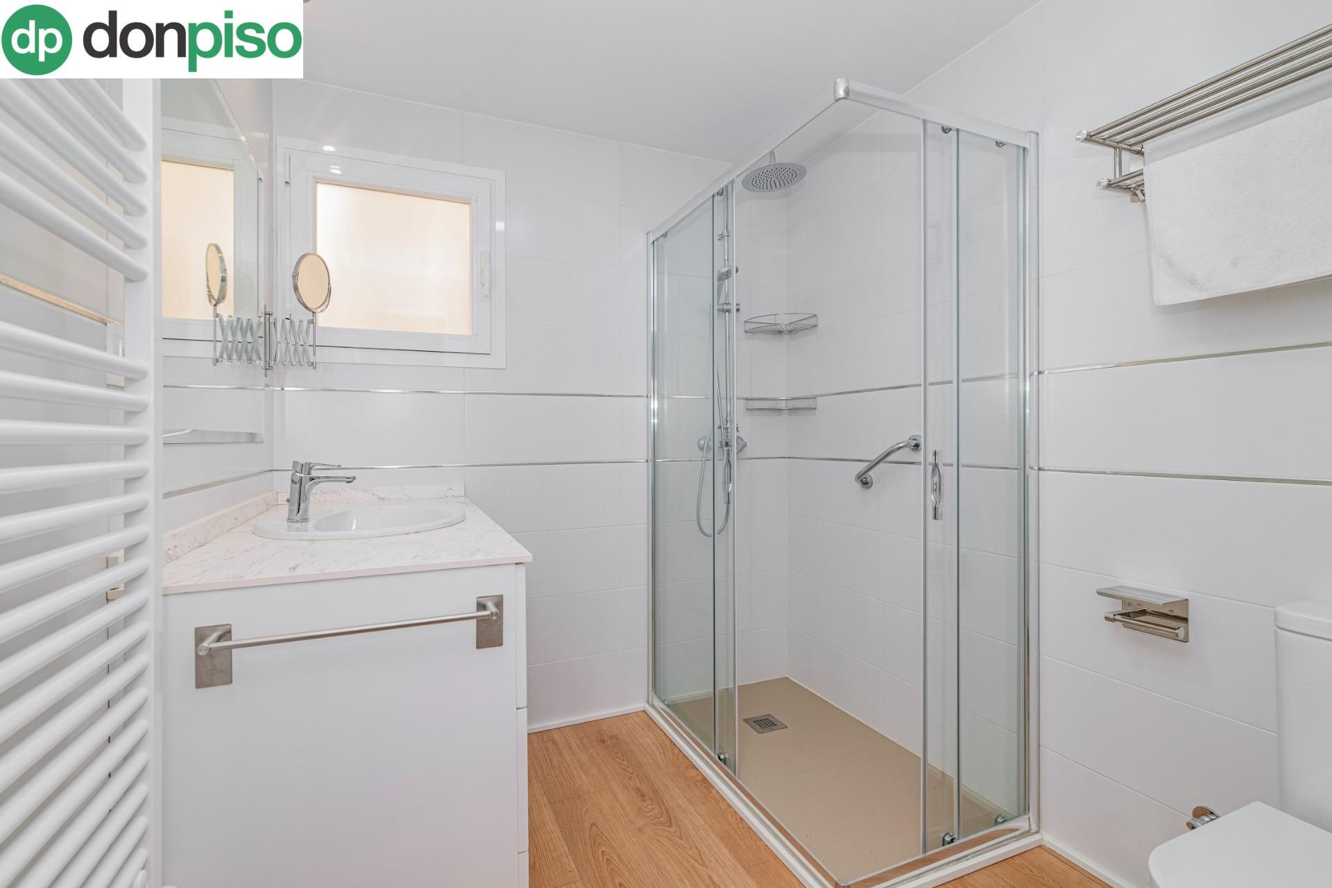 Bathroom of Flat for sale in  Granada Capital  with Heating and Terrace