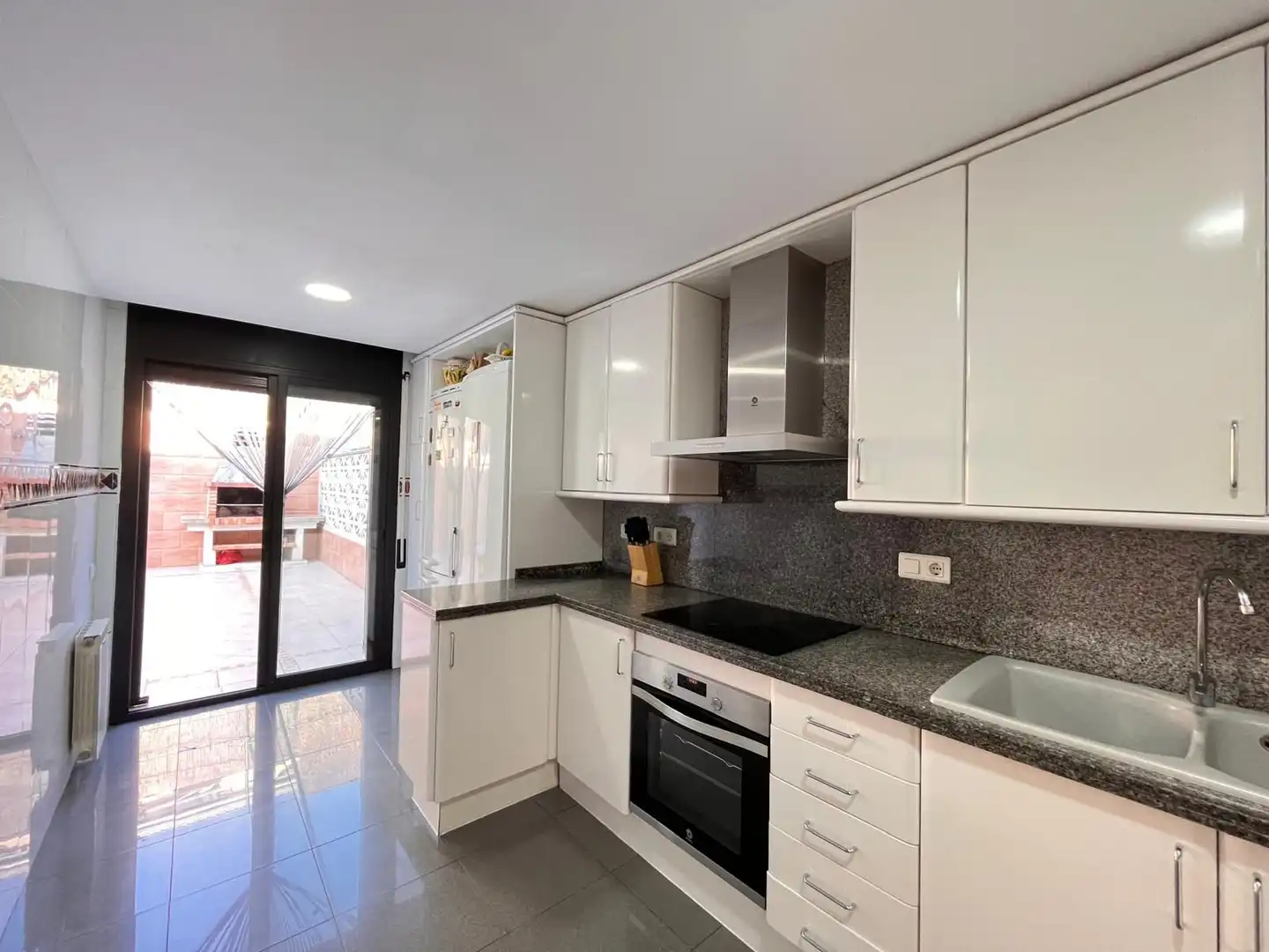 Cocina de Casa adosada en venta en Vilanova i la Geltrú con Calefacción, Jardín privado y Terraza