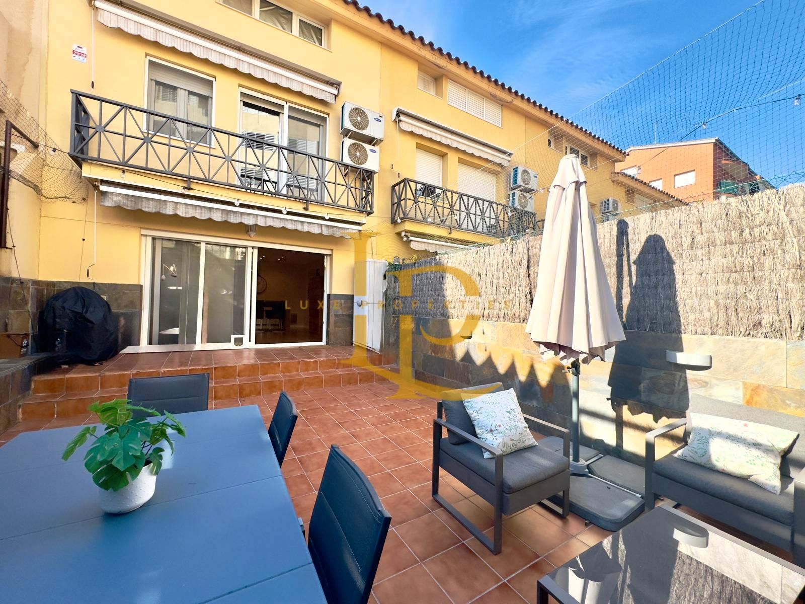 Vista exterior de Casa o xalet en venda en Rubí amb Aire condicionat, Calefacció i Jardí privat