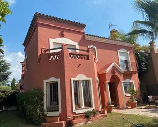 Vista exterior de Casa o xalet en venda en Estepona amb Aire condicionat, Jardí privat i Terrassa