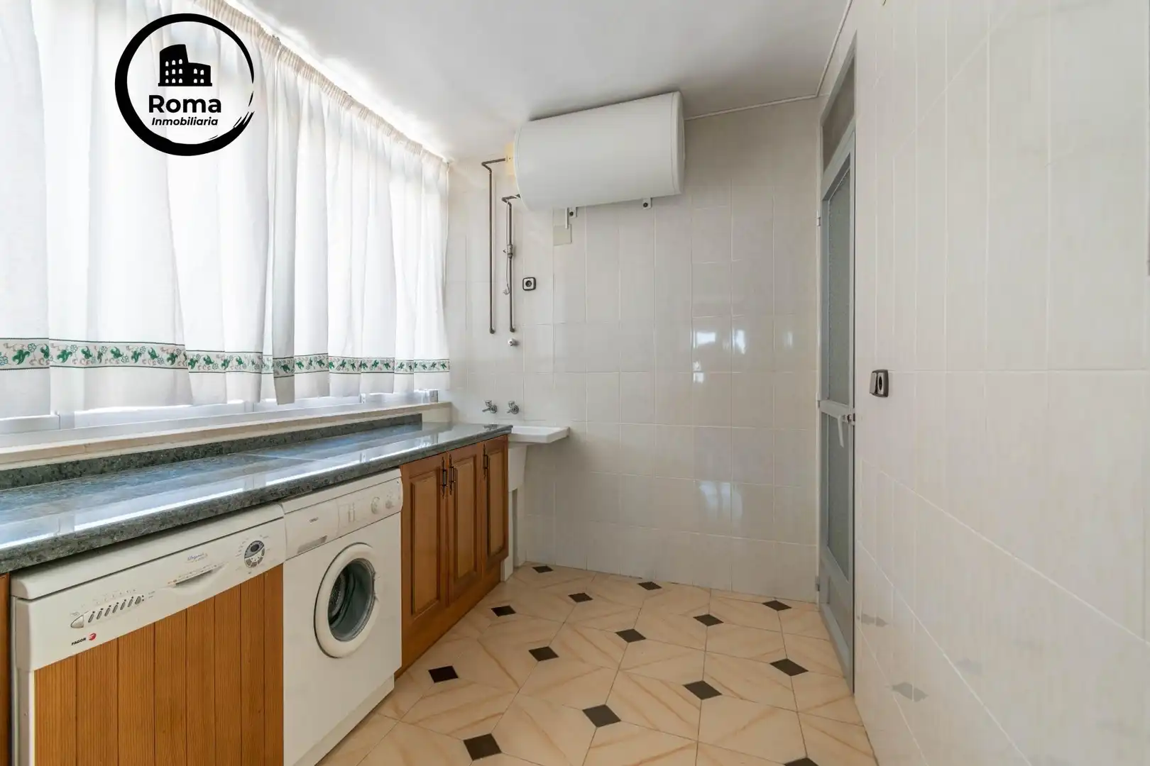 Casa aparellada amb terrassa en venda a Jun, imagen 22