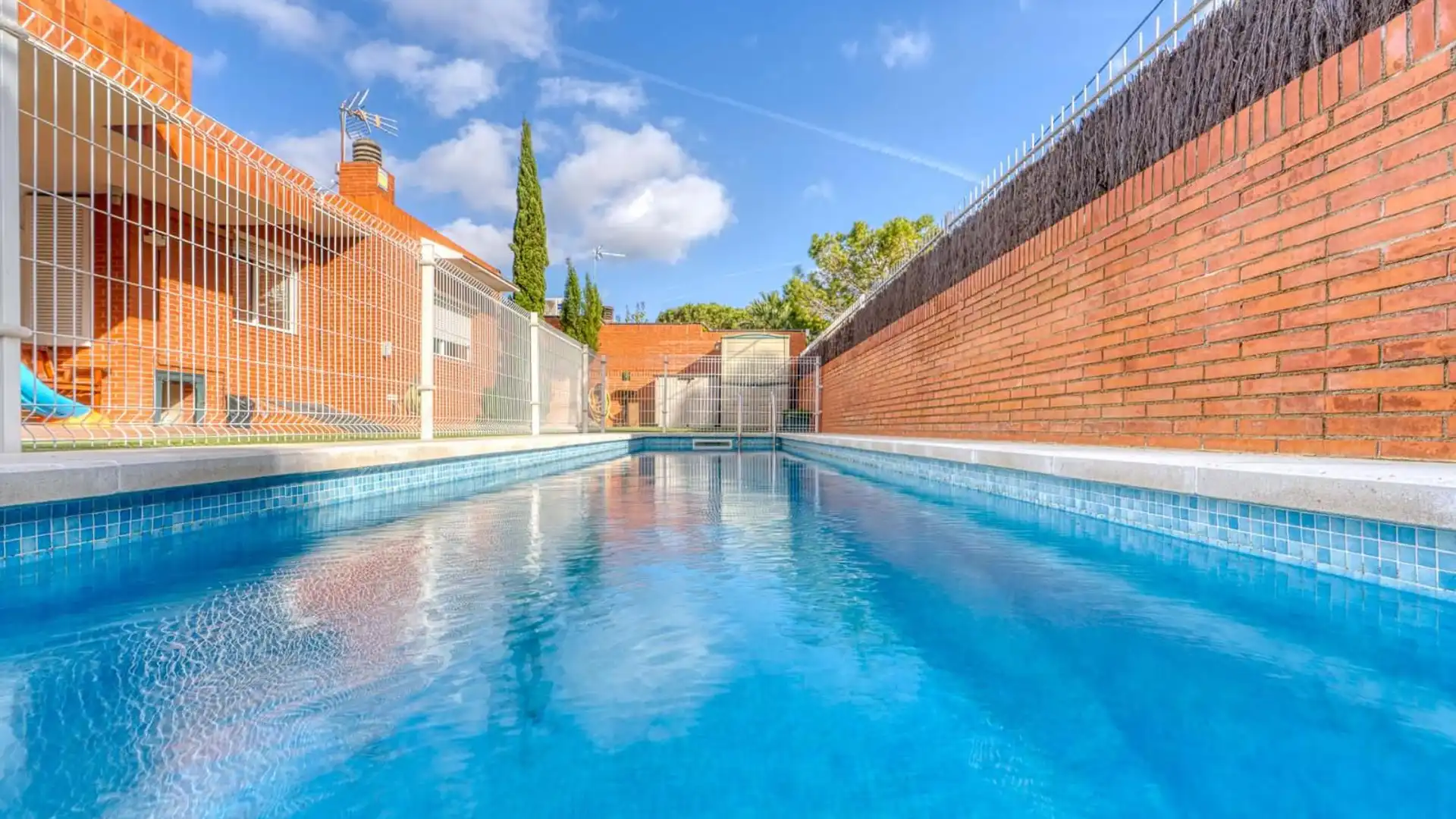 Piscina de Casa o xalet en venda en Cerdanyola del Vallès amb Aire condicionat, Calefacció i Jardí privat