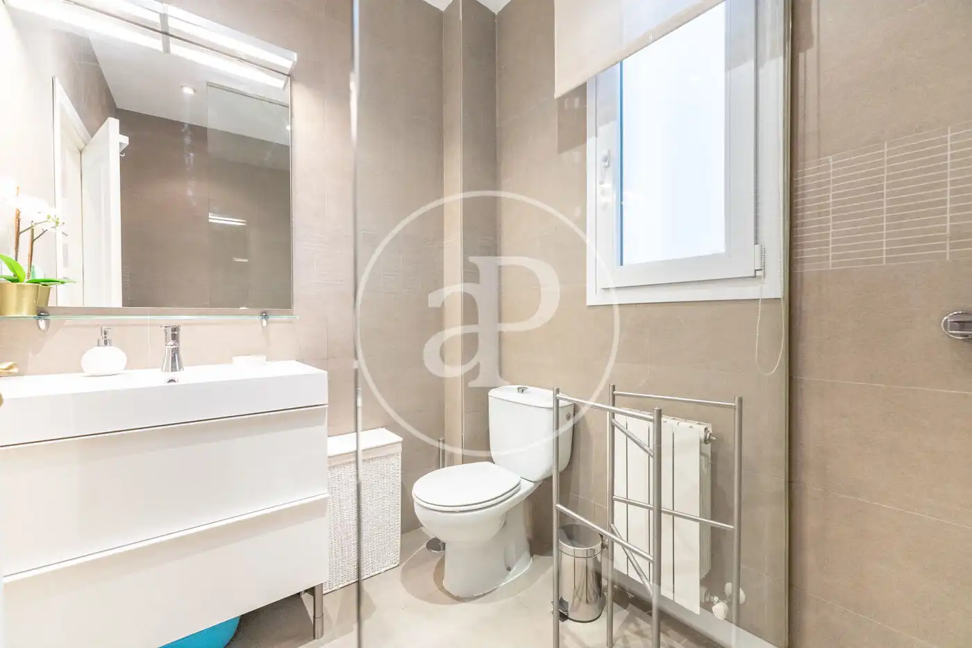 Bathroom of Flat for rent in Madrid  with Air Conditioner, Heating and Private garden