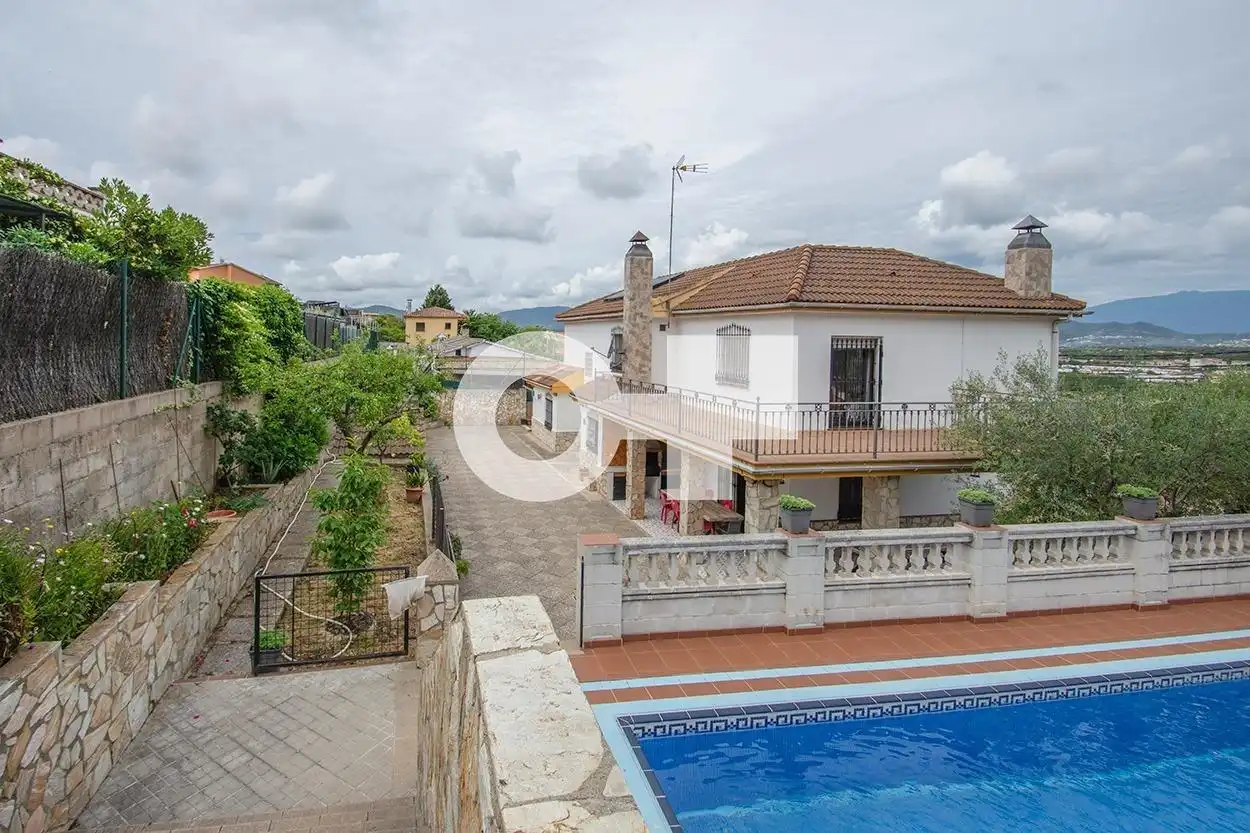 Vista exterior de Casa o xalet en venda en Tordera amb Calefacció, Terrassa i Piscina