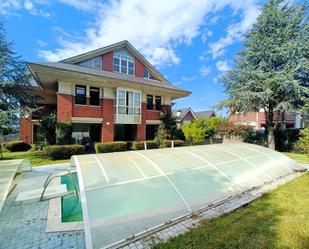 Vista exterior de Casa o xalet en venda en Santa Cruz de Bezana amb Calefacció, Jardí privat i Terrassa