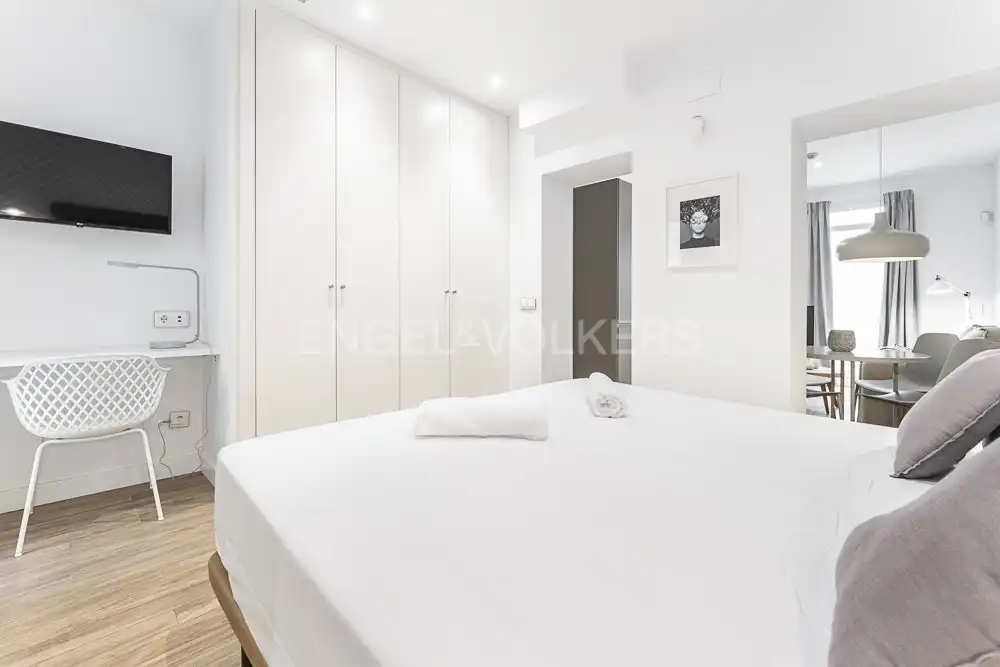 Dormitori de Apartament de lloguer en Madrid amb Aire condicionat, Calefacció i Moblat