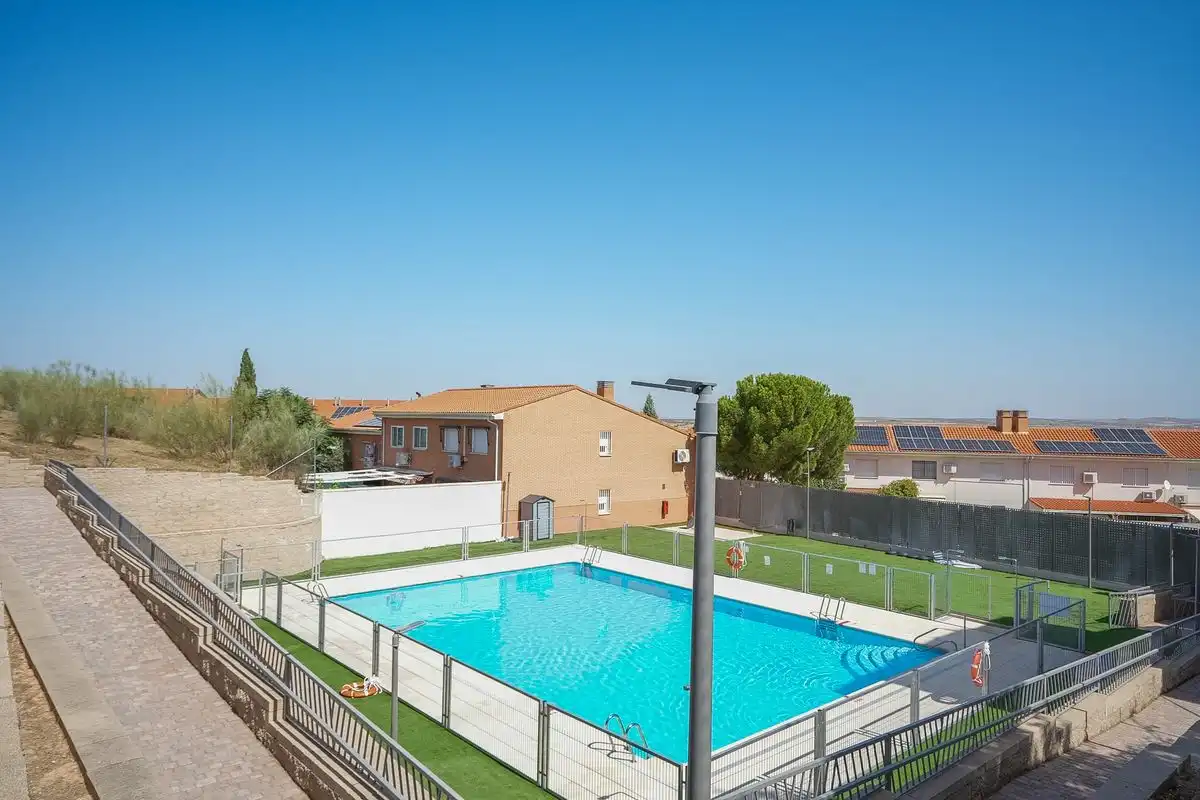 Piscina de Casa adosada en venda en Aranjuez amb Aire condicionat, Calefacció i Jardí privat