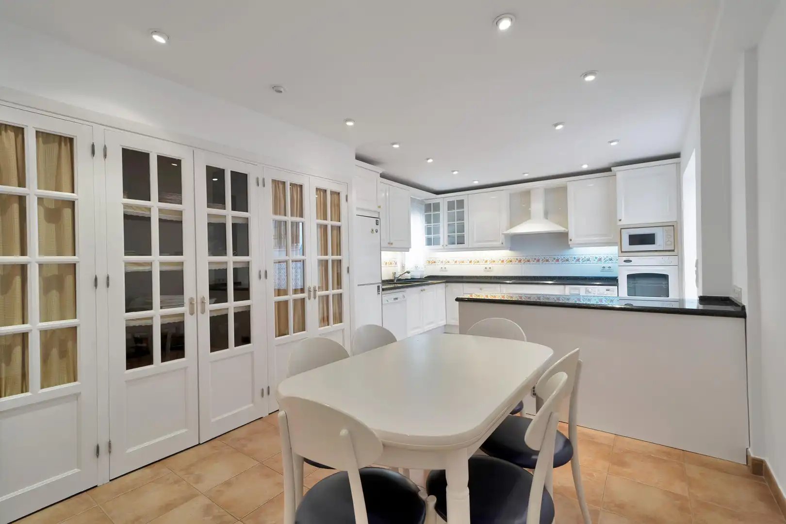 Kitchen of Apartments for sale in Marbella  with Parquet flooring and Balcony
