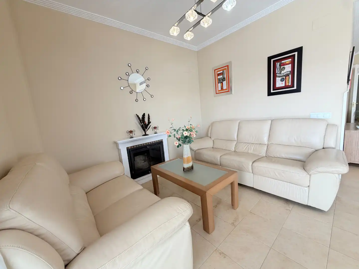 Sala d'estar de Casa o xalet en venda en Espartinas amb Aire condicionat, Terrassa i Traster