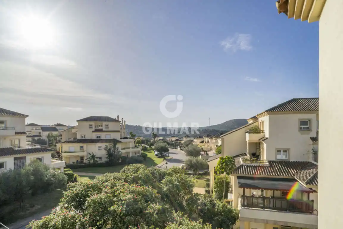 Außenansicht von Maisonette zum Verkauf in Sotogrande mit Heizung, Abstellraum und Schwimmbad
