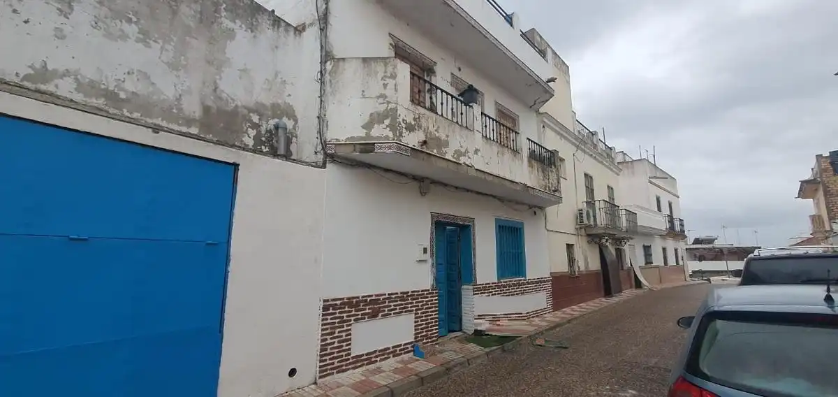 Außenansicht von Einfamilien-Reihenhaus zum Verkauf in Alcalá del Río