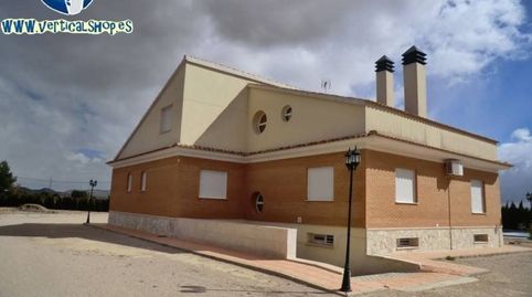 Chalet en venta en Yecla, 4 dormitorios.