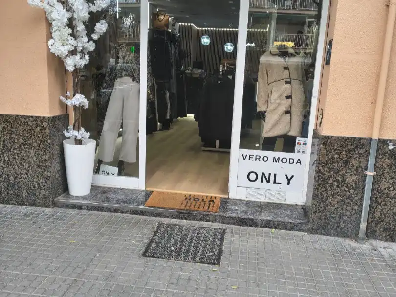 Local comercial en traspàs a Carretera de la marina 6A
