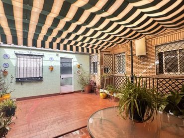 Adosado con balcón en venta en Calle Áurea Galindo