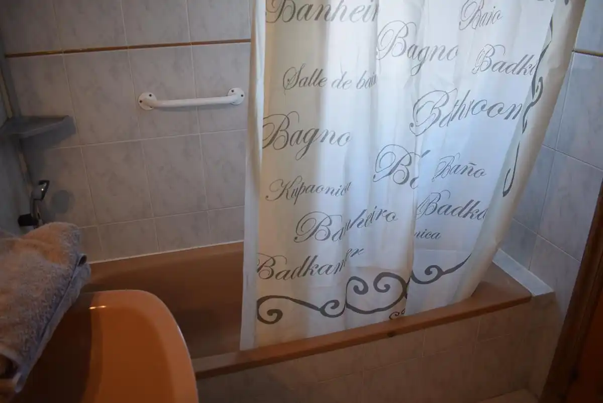 Badezimmer von Dachboden zur Miete in Almuñécar mit Terrasse, Möbliert und Ofen