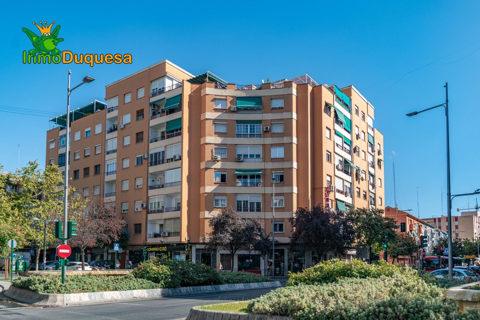 Exterior view of Flat for sale in  Granada Capital