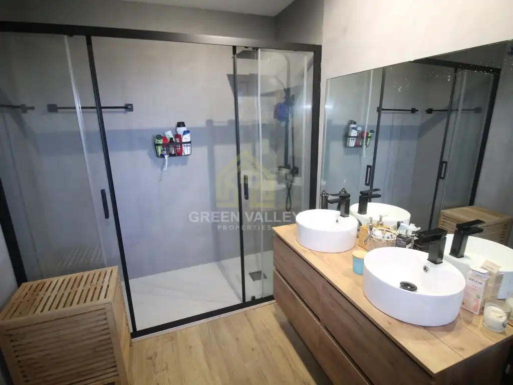 Badezimmer von Wohnungen zum Verkauf in Sotogrande mit Klimaanlage, Heizung und Privatgarten