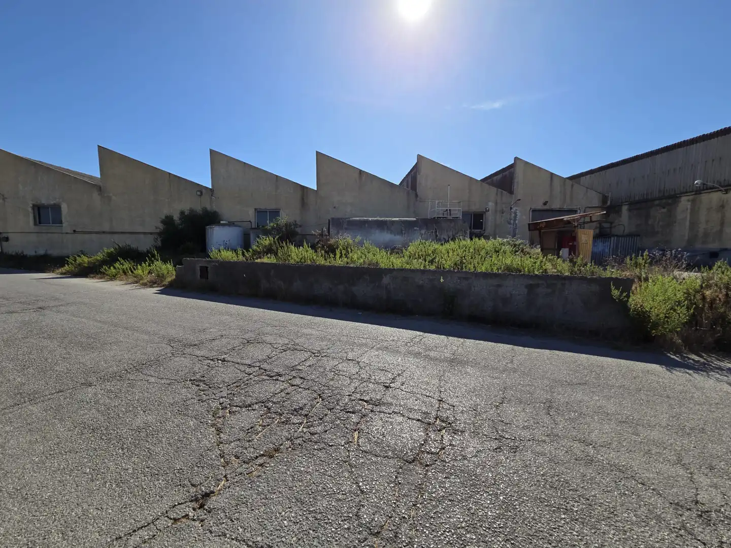 Außenansicht von Fabrikhallen zum Verkauf in San Roque