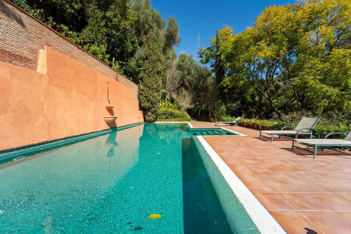 Piscina de Apartamento de alquiler en Benahavís con Aire acondicionado, Jardín privado y Terraza