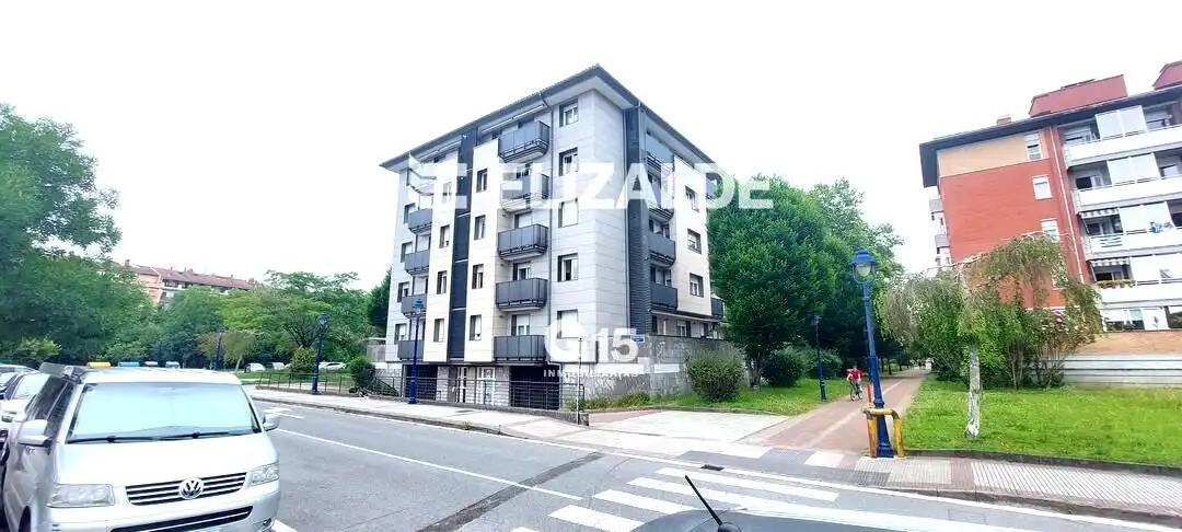 Vista exterior de Àtic en venda en Errenteria amb Calefacció, Jardí privat i Terrassa
