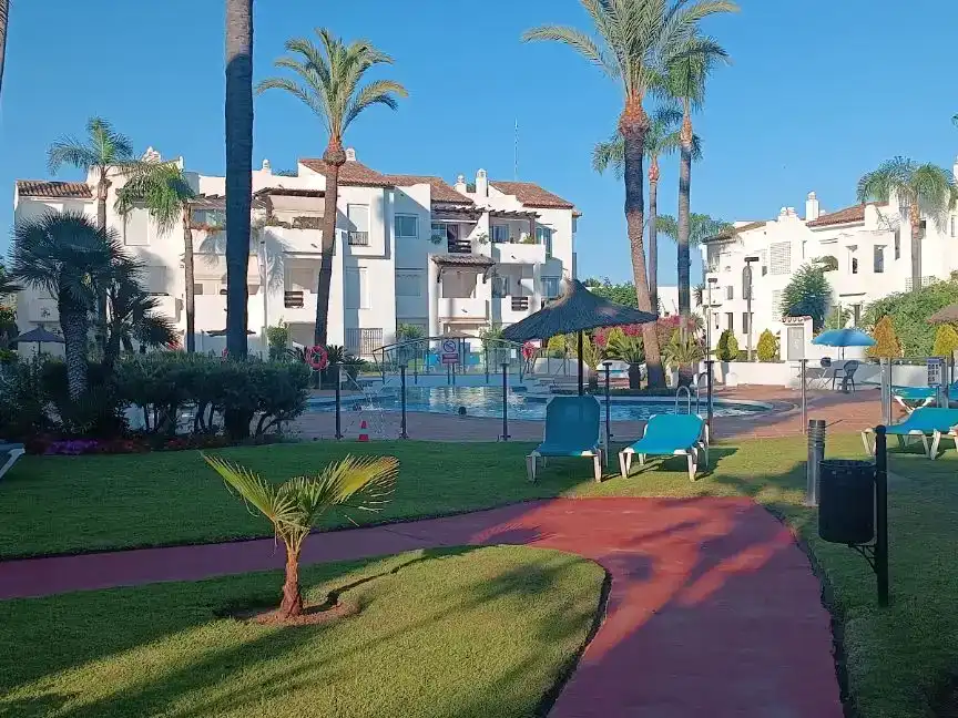 Vista exterior de Pis en venda en Estepona amb Aire condicionat i Piscina