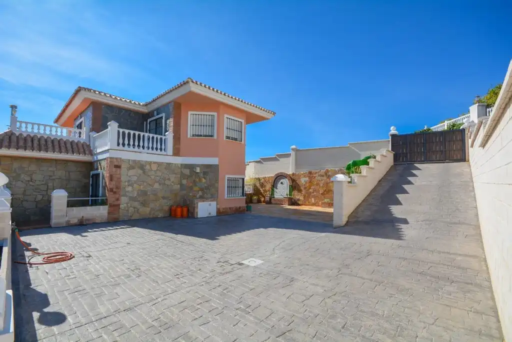 Exterior view of Houses for sale in Benalmádena  with Air Conditioner, Private garden and Terrace