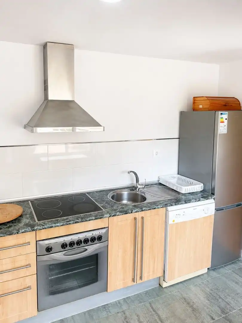 Cuina de Apartament de lloguer en Marbella amb Aire condicionat, Calefacció i Jardí privat