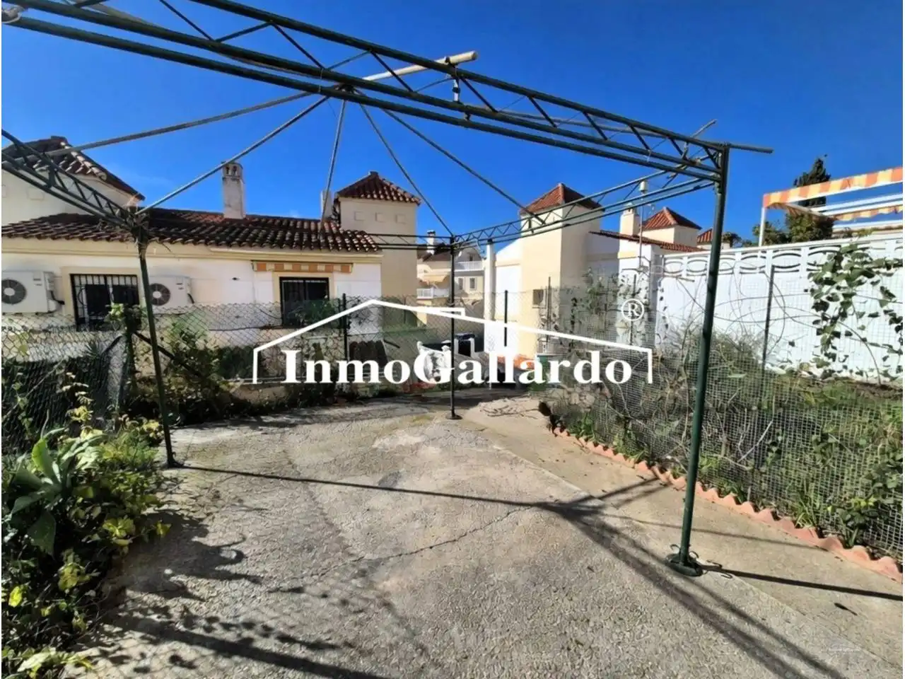 Vista exterior de Casa adosada en venda en Vélez-Málaga amb Jardí privat i Piscina comunitària