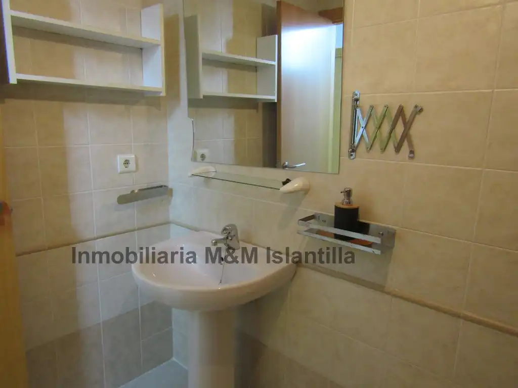 Baño de Piso en venta en Isla Cristina con Terraza, Horno y Lavadora