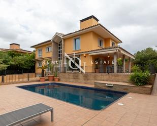 Vista exterior de Casa o xalet de lloguer en Paterna amb Aire condicionat, Calefacció i Jardí privat
